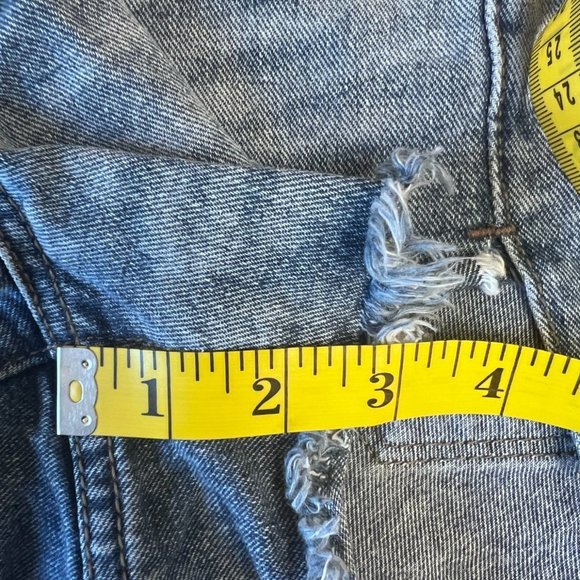 Women's Free People Denim Jean Shorts Button Fly Distressed 27 - Picture 4 of 4